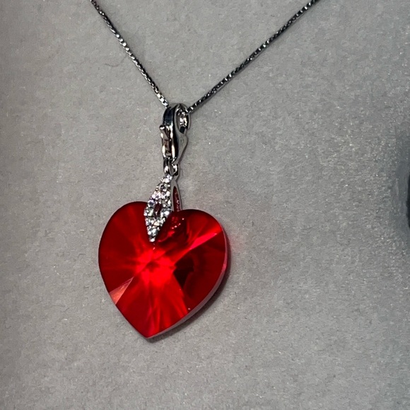 NEW 🛍 PRETTY STERLING SILVER RED HEART PENDANT WITH SPARKLE - Picture 2 of 3